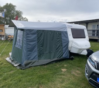Karavan Newiadow 126 NN s predstanem REZERVACE 